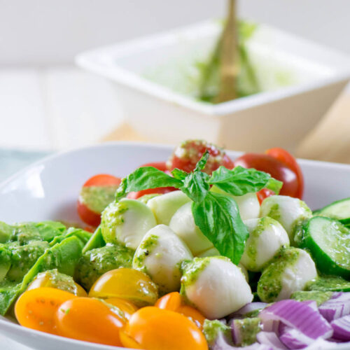 10 Minuten Avocado Salat mit Mozzarella, Tomate und Pesto Dressing