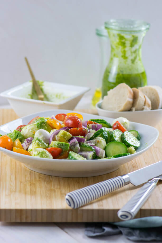 Erfrischender Sommersalat mit bunten Tomaten und Pestodressing