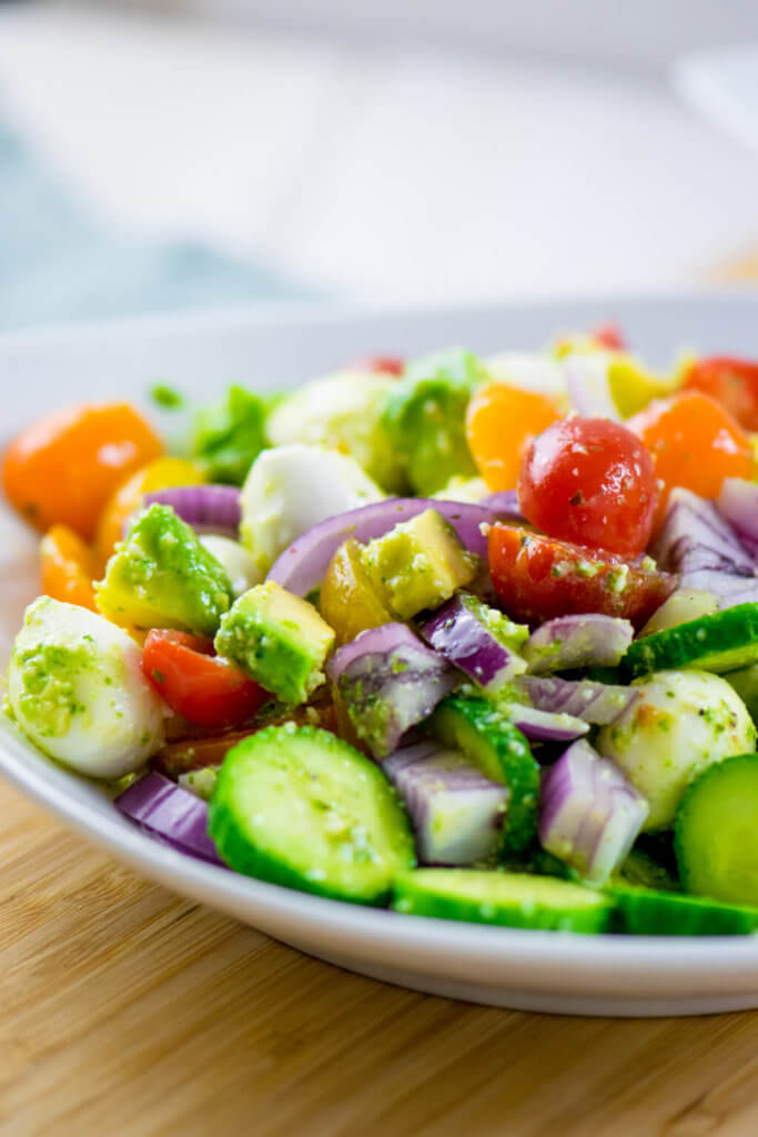 Avocado Salat mit Mozzarella, Tomate und Pesto Dressing