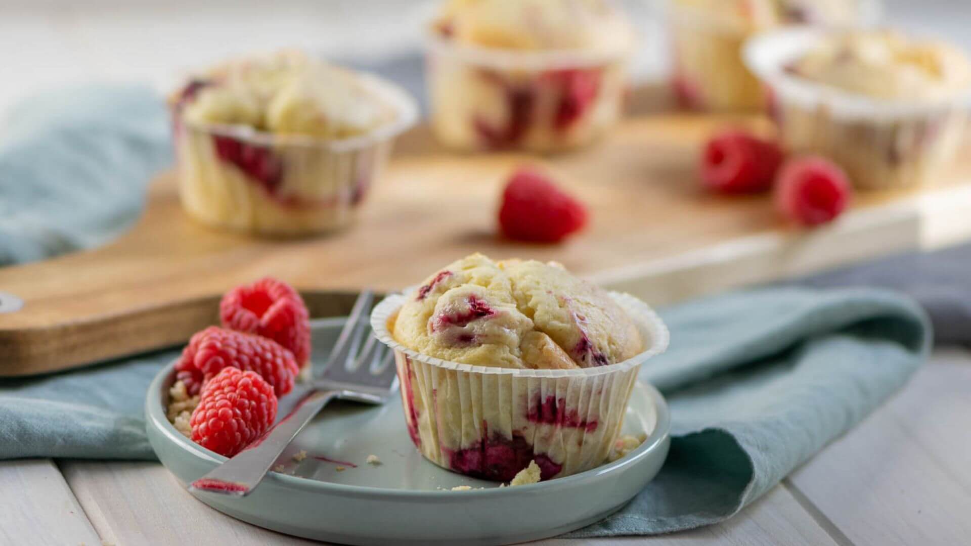 Himbeer Muffins mit weißer Schokolade und Frischkäse