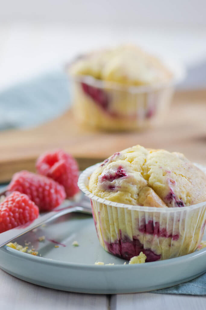 Leckere Muffins mit Himbeeren und weißer Schokolade