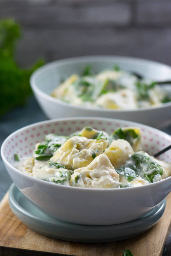 Spinat Tortellini in Parmesan Käse Sauce in nur 15 Minuten