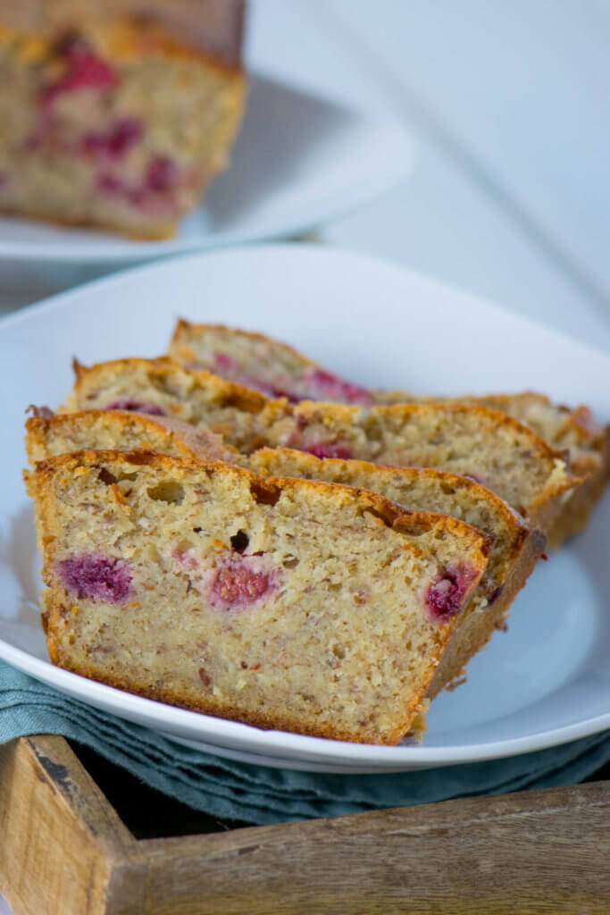 Bananenkuchen mit Himbeeren und Mandeln - lecker und gesund