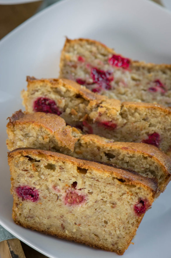 Saftiges Bananenbrot backen - Bananenkuchen mit Himbeeren