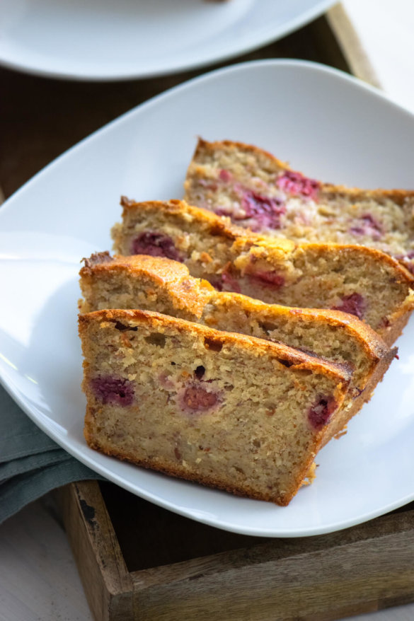 Bananenkuchen mit Himbeeren und Mandeln - lecker und gesund