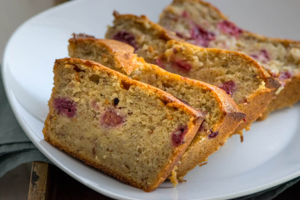 Saftiges Bananenbrot backen - Bananenkuchen mit Himbeeren