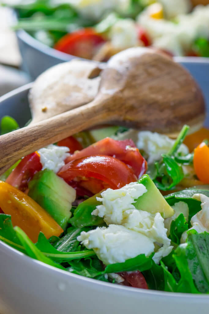 Rucola Salat mit Tomate, Avocado und Mozzarella