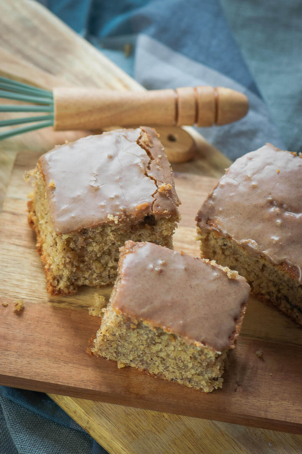 SAFTIGER NUSSKUCHEN MIT LECKERER ZIMTGLASUR – garten tipps