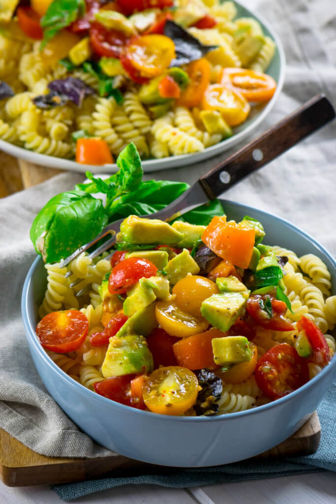 Echter Geheimtipp - Pasta mit Tomaten, Avocado und Basilikum