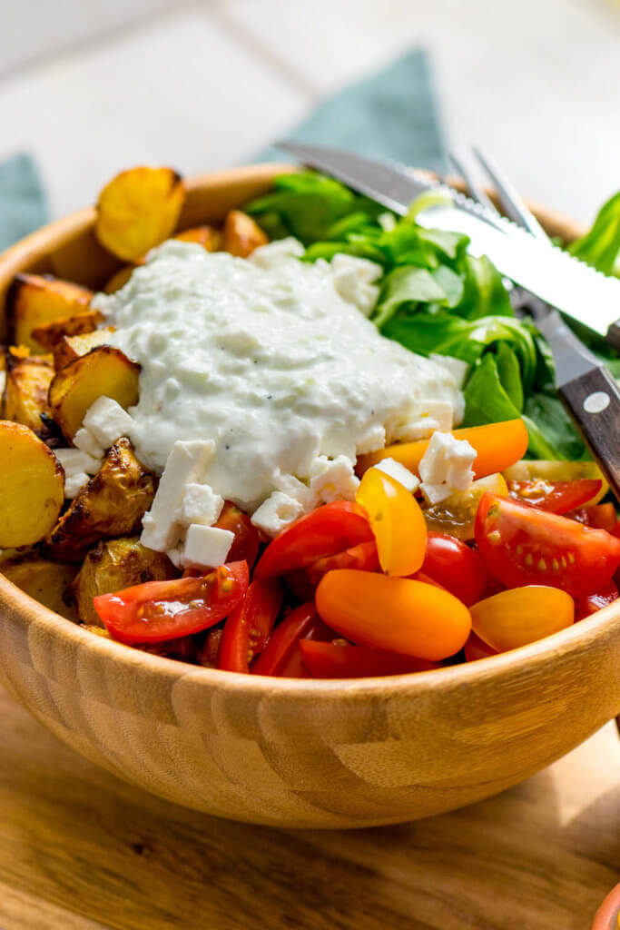 Röstkartoffel Salat mit Honig Senf Marinade und Tzatziki Dressing