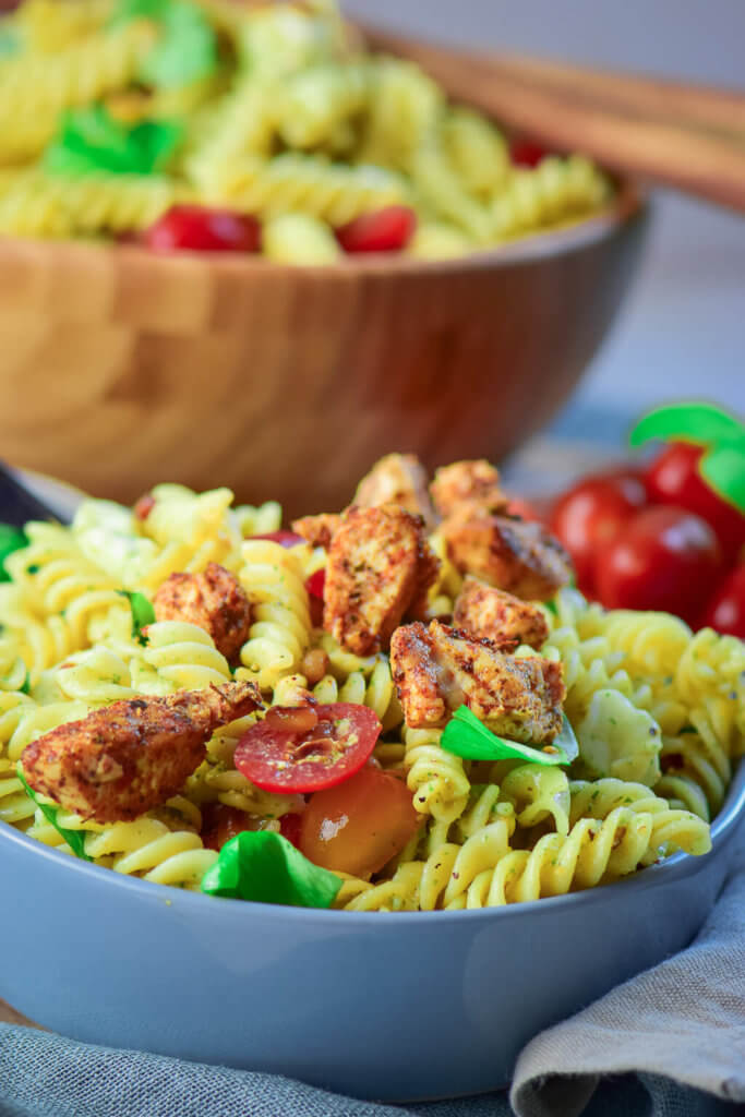 Nudelsalat Caprese mit Hähnchenbrustwürfeln #rezept #nudelsalat #airfryer