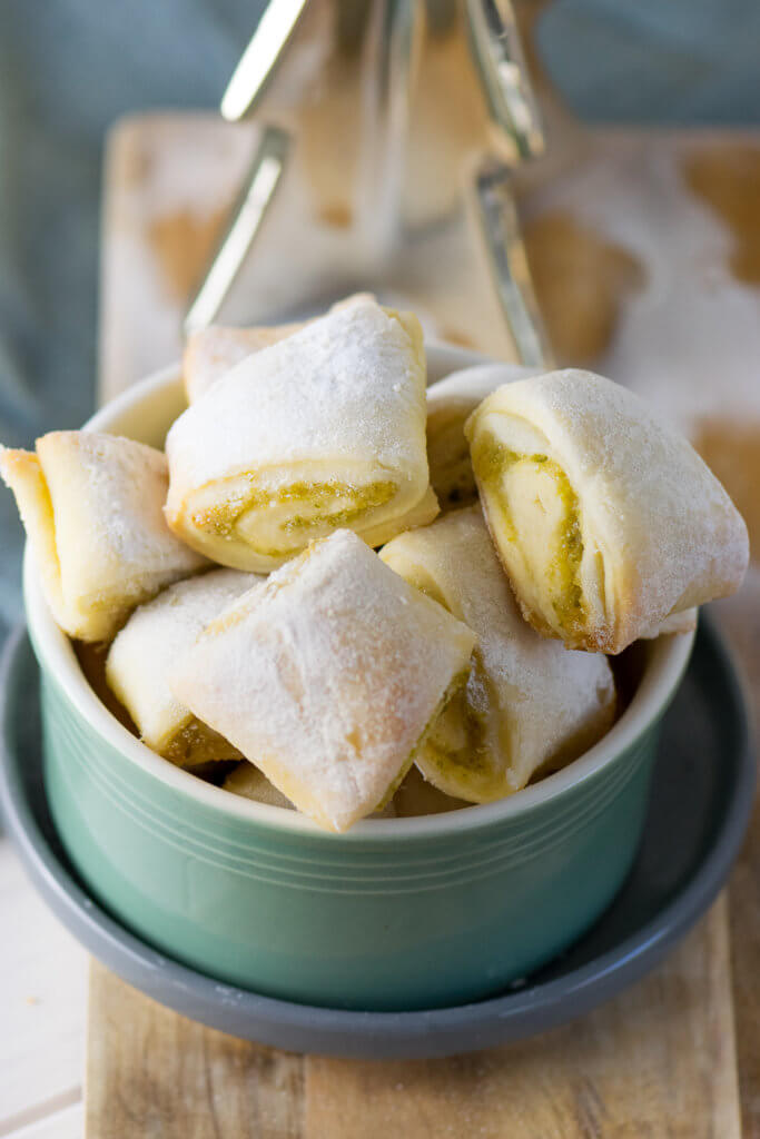 Super lecker und ganz einfach zu backen. Diese Marzipan Kissen mit Quarkteig sind der Knaller