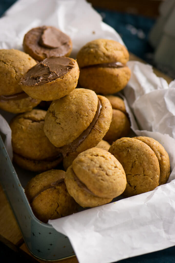 Super leckere Weihnachtskekse mit Nougatfüllung und leichtem Mokkageschmack, super easy zu backen und dank gemahlener Hasenüsse wunderbar saftig.