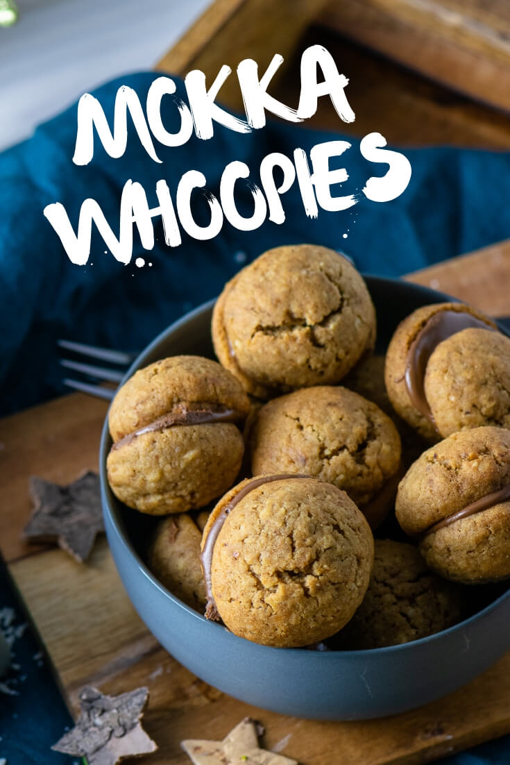 Super leckere Weihnachtskekse mit Nougatfüllung und leichtem Mokkageschmack, super easy zu backen und dank gemahlener Hasenüsse wunderbar saftig.