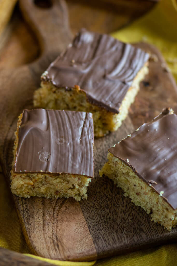 Der Marzipankuchen vom Blech hat keine lange Backzeit und ergibt mind. 12 Stücke