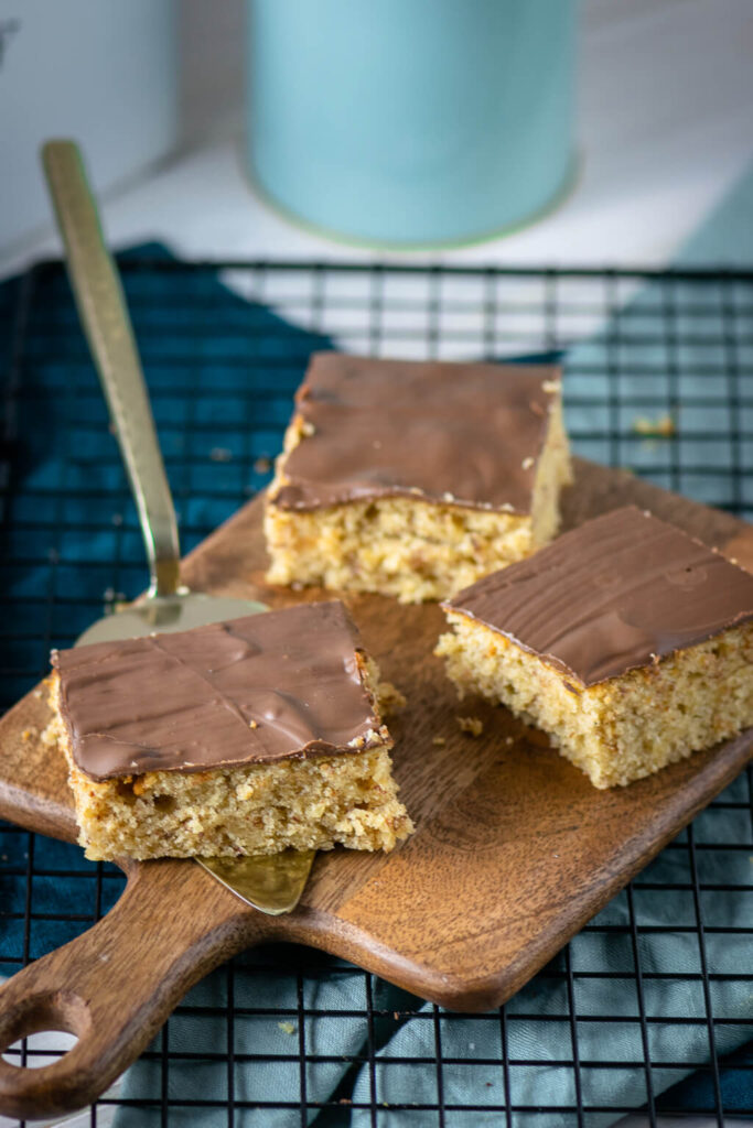 Fluffiger Marzipankuchen mit Nüssen und Mandeln - einfaches Rezept für einen leckeren Rührkuchen vom Blech