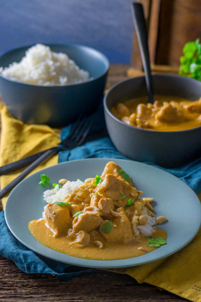Erdnuss-Hähnchen mit Curry und Kokosmilch