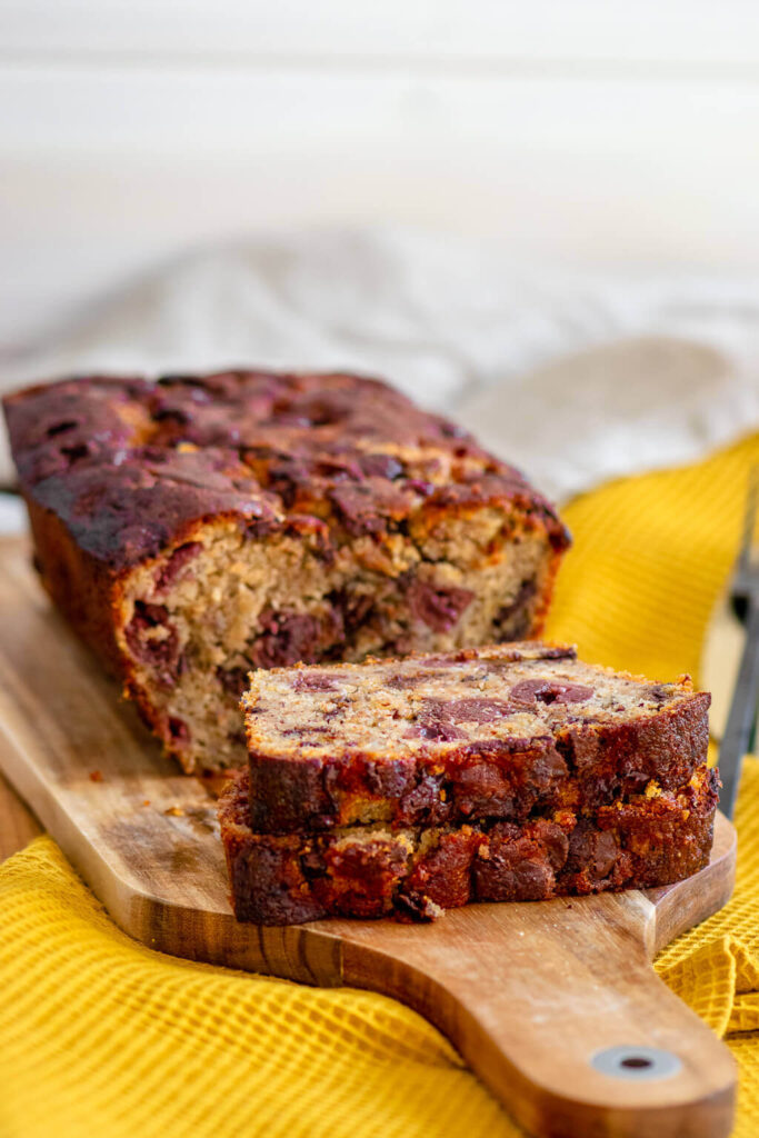 Saftigster Bananenkuchen aller Zeiten - mit Kirschen und Chocolate Chips