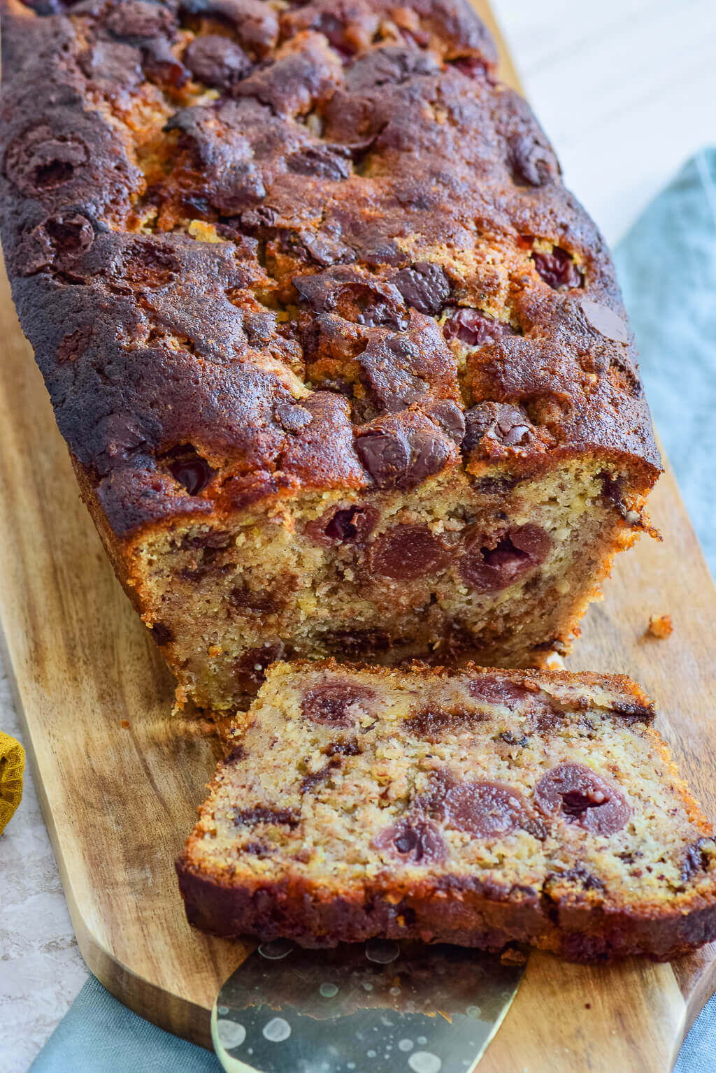 Saftigster Bananenkuchen aller Zeiten - mit Kirschen und Chocolate Chips