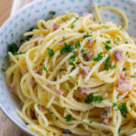 Ich liebe diese Spaghetti Carbonara, denn sie wird herrlich einfach und unkompliziert zubereitet