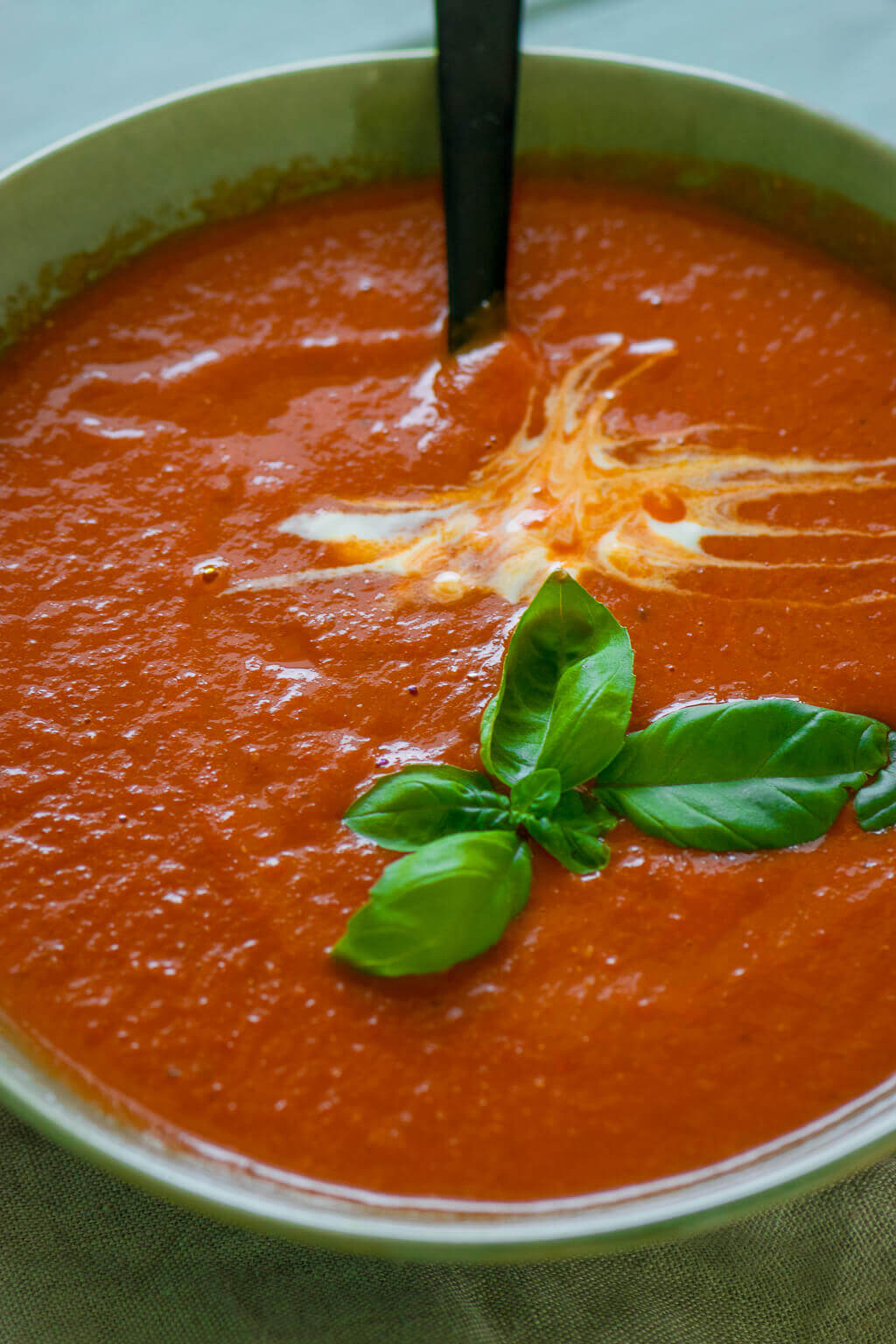 So einfach kochst du die beste Tomatensuppe mit gerösteten Ofentomaten