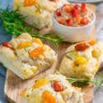 Weiches Tomaten Focaccia mit Paprika Feta Dip