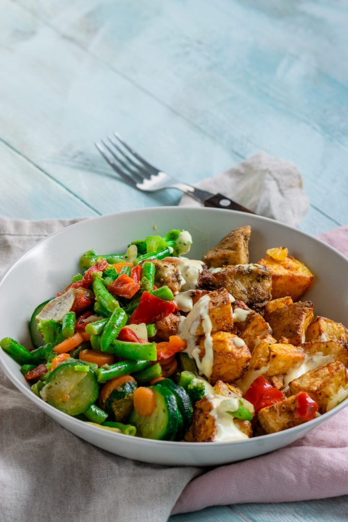 Knusprige Kartoffelecken, Gemüse und zartes Hähnchenschnitzel - so einfach machst du dir deine eigene Bowl - tolles Rezept für den Airfryer