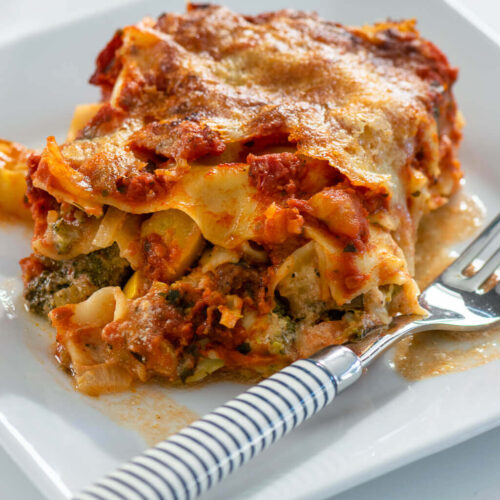 Alles was du für die Zubereitung der Gemüselasagne benötigst, ist etwas frisches (oder tiefgekühltes) Gemüse nach deinem Geschmack, etwas saure Sahne, Sahne, Käse, Tomaten passiert/Stücke sowie Lasagneplatten. Mit ein paar Kräutern, Salz und Pfeffer kannst du dem Geschmack dann pimpen.