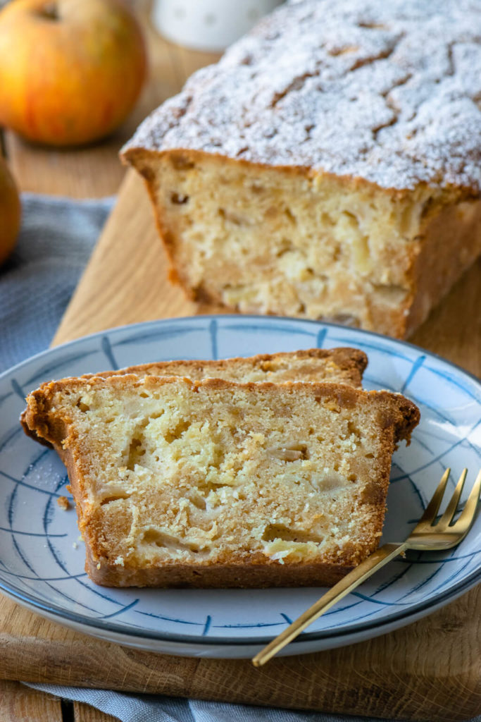 Apfel Marzipan Kuchen aus der Kastenform - saftig &amp; herbstlich