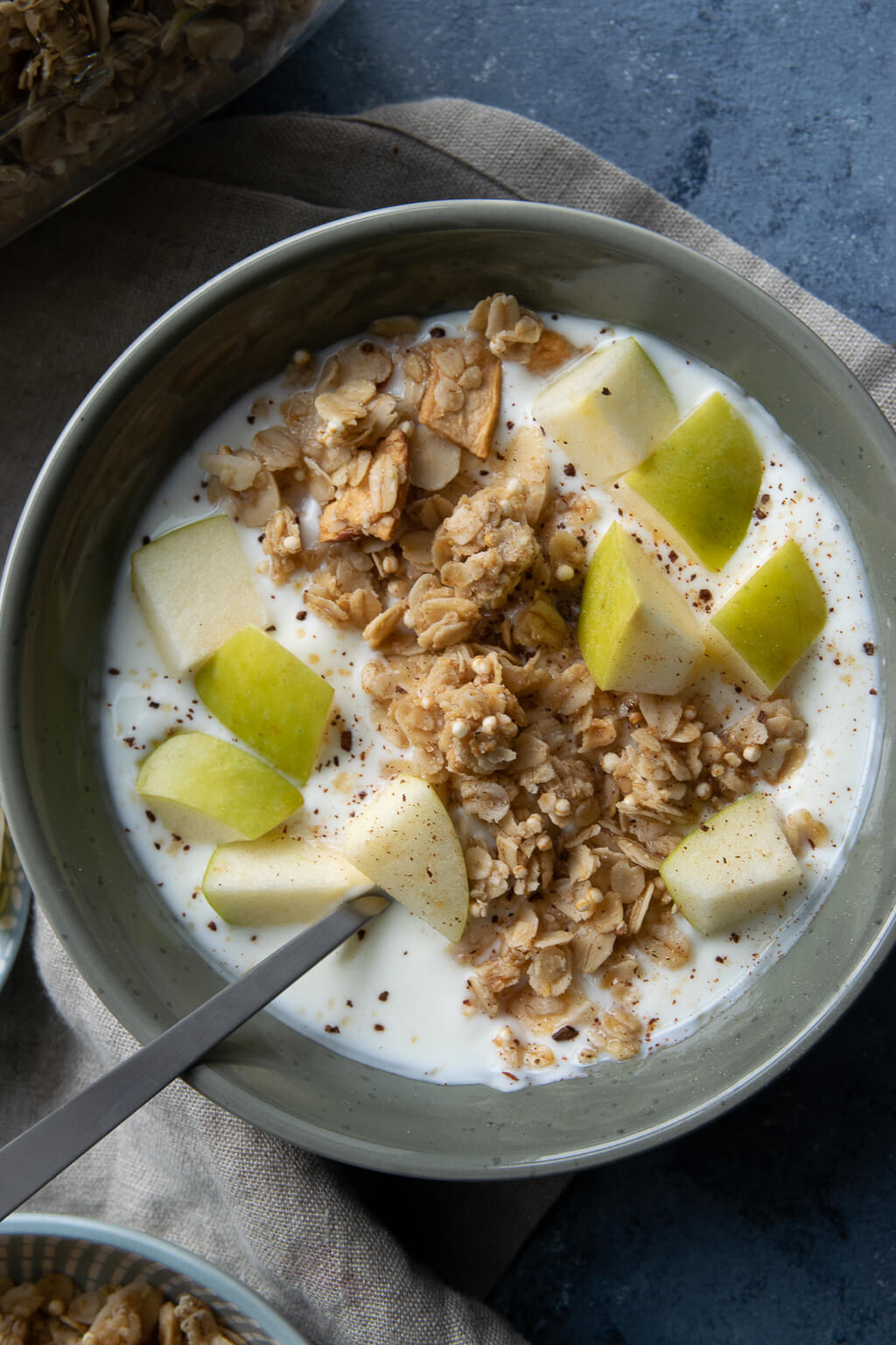 Apfel Zimt Granola - gesund &amp; lecker als Frühstück oder Zwischenmahlzeit