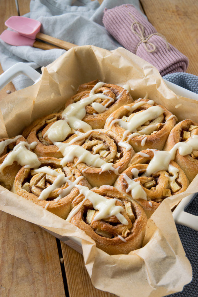 Wunderschne Zimtschnecke Mit Apfel Bild