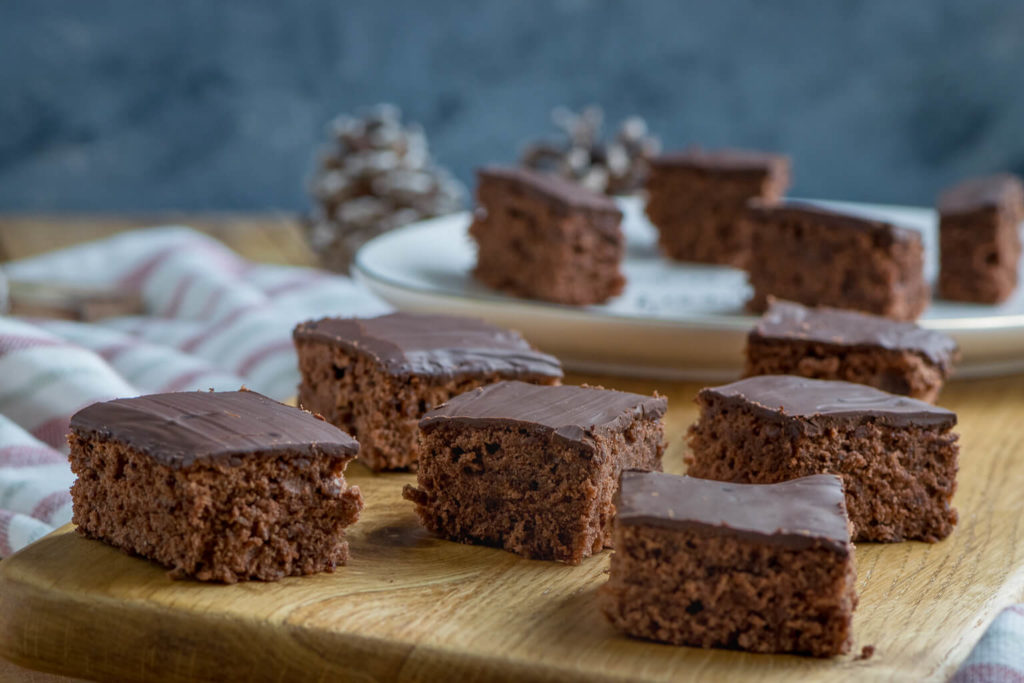 Gewürzkuchen mit Nüssen und Schokolade