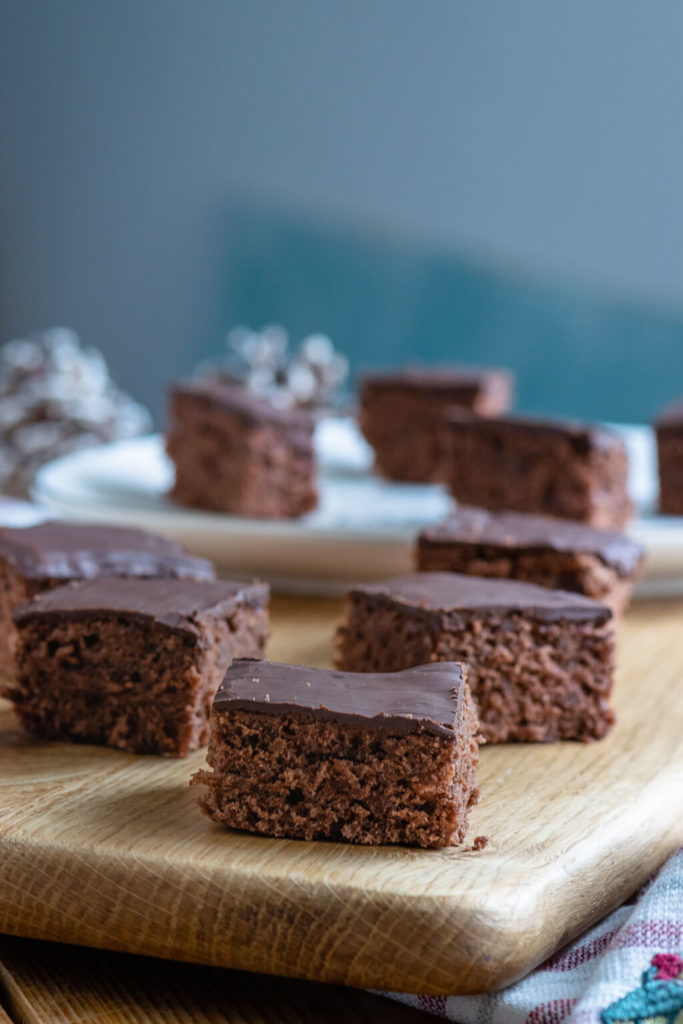 Gewürzkuchen mit Nüssen und Schokolade