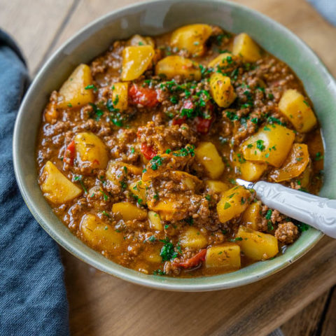 Leckerer Bauerntopf mit Hackfleisch, Kartoffeln und Paprika