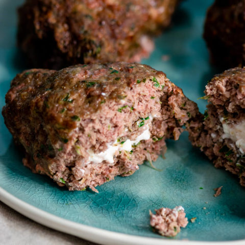 Leckere Mini Bifteki - Braten, backen oder grillen - entscheide selbst wie du deine Bifteki zubereiten möchtest.