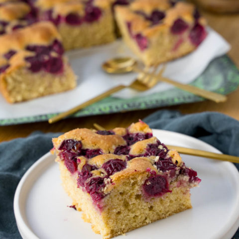 Das Rezept für den Kirschkuchen ist extrem einfach, du wirst es lieben. Mamas Kirschkuchen Rezept mit einfachem Rührteig