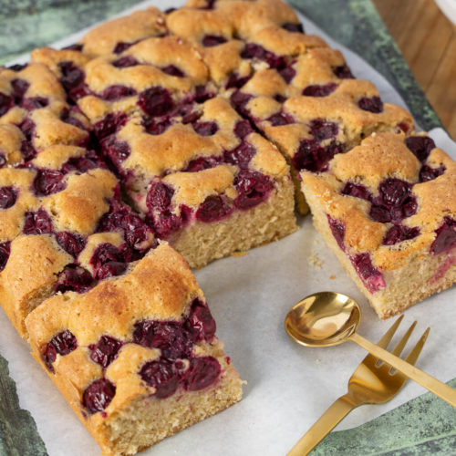 Saftiger Kirsch Joghurt Kuchen vom Blech - Einfach Malene