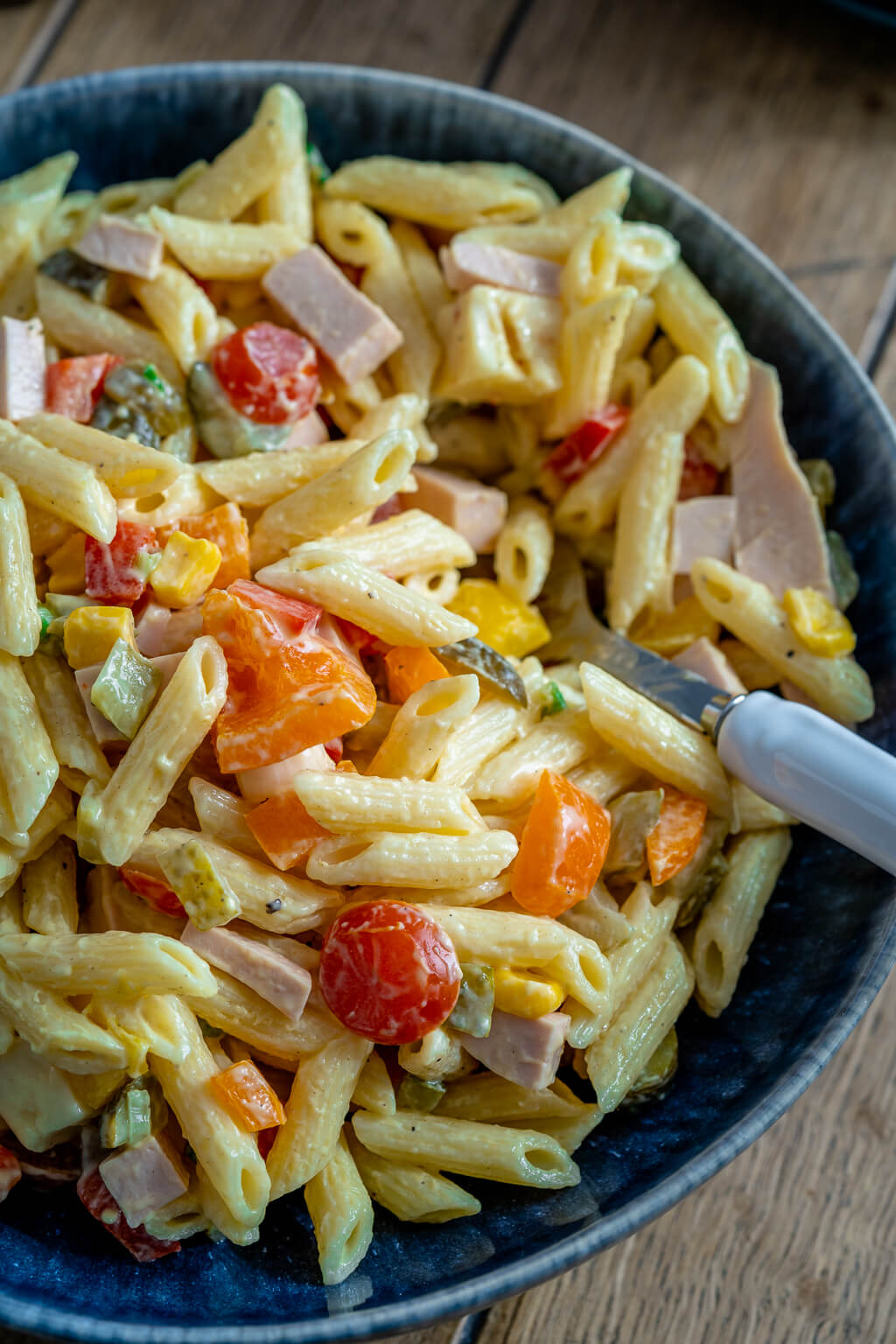 Weltbester bunter Nudelsalat mit Mayonnaise - eine perfekte Grillbeilage