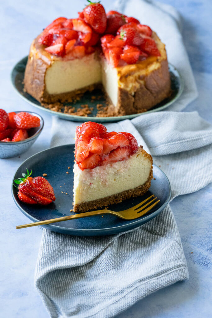 Käsekuchen mit Erdbeeren und Boden
