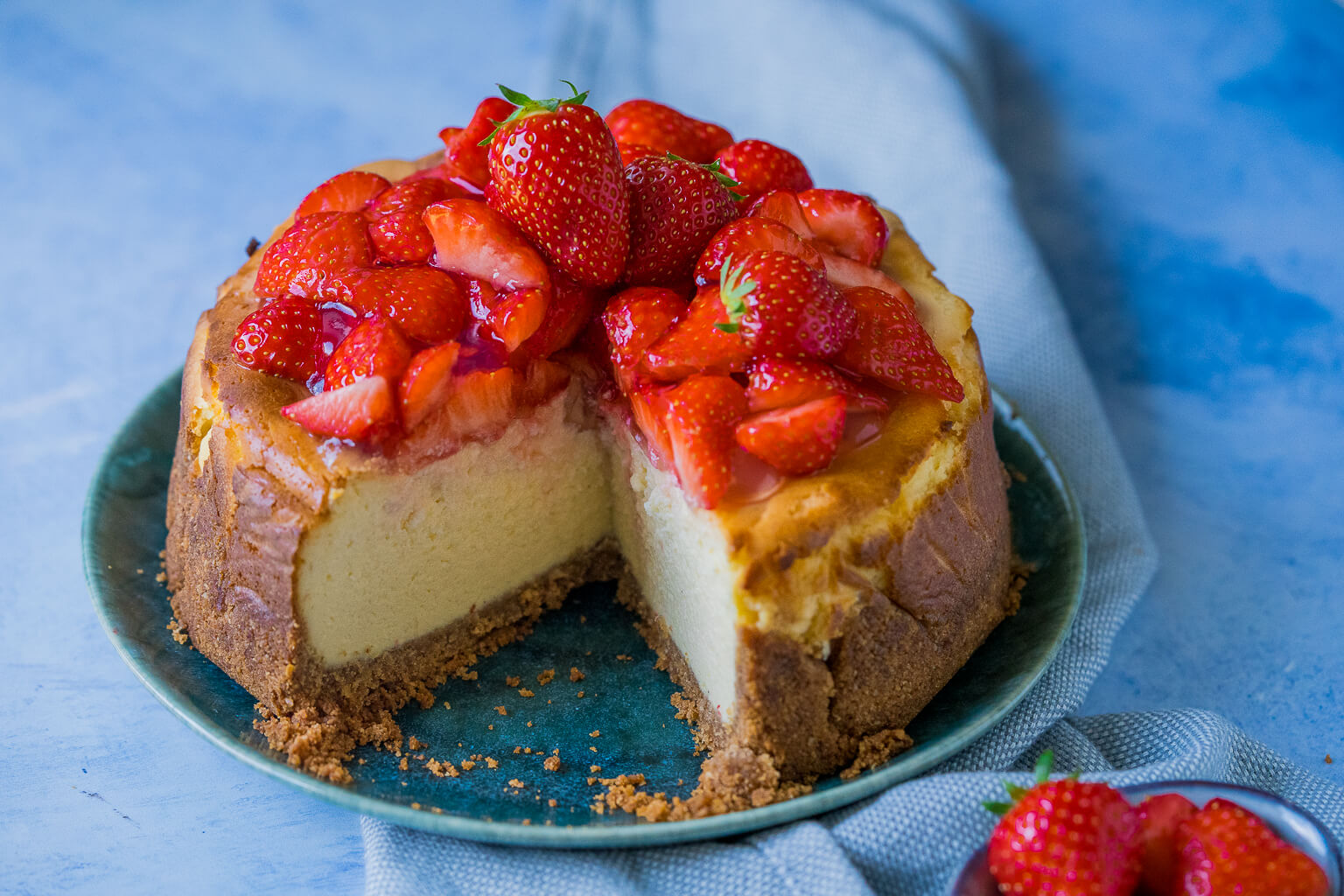 Käsekuchen mit Erdbeeren und Tortenguss