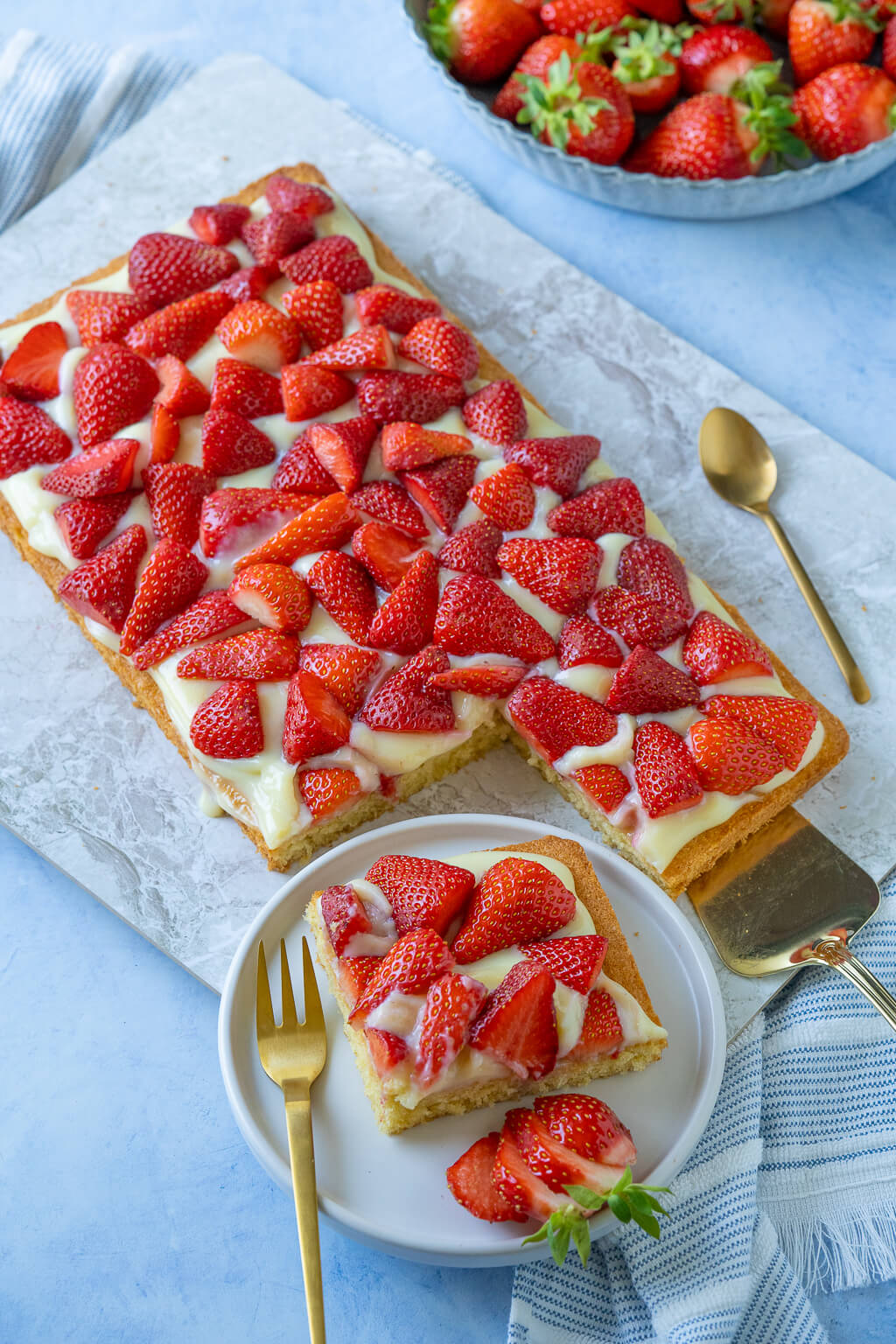 Einfacher Erdbeer Pudding Kuchen vom Blech (auch für den Thermomix)