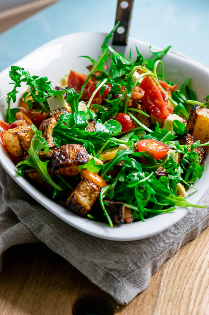 Lauwarmer Honig Senf Röstkartoffel Salat mit Rucola und Speck - Einfach ...