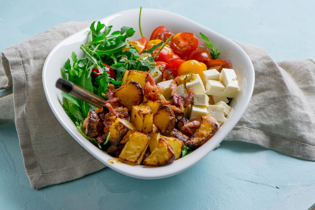 Kartoffelsalat mit knusprigen Kartoffelecken