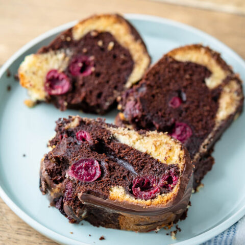 Marmorkuchen mit Kirschen