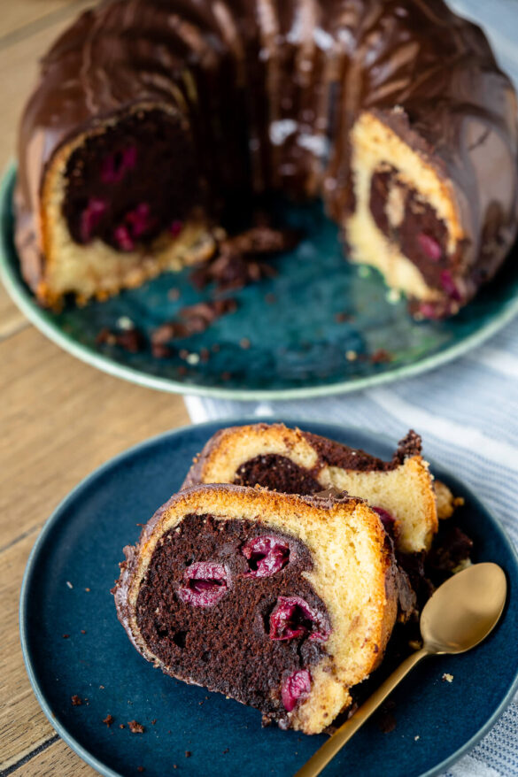 Saftiger Marmorkuchen mit Kirschen - mega lecker (Rezept auch für den ... Saftiger Marmorkuchen mit Kirschen - mega lecker (Rezept auch für den ...