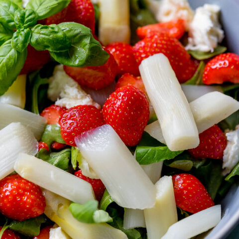 Schau dir diesen leckeren Spargelsalat mit Honig Senf Dressing an