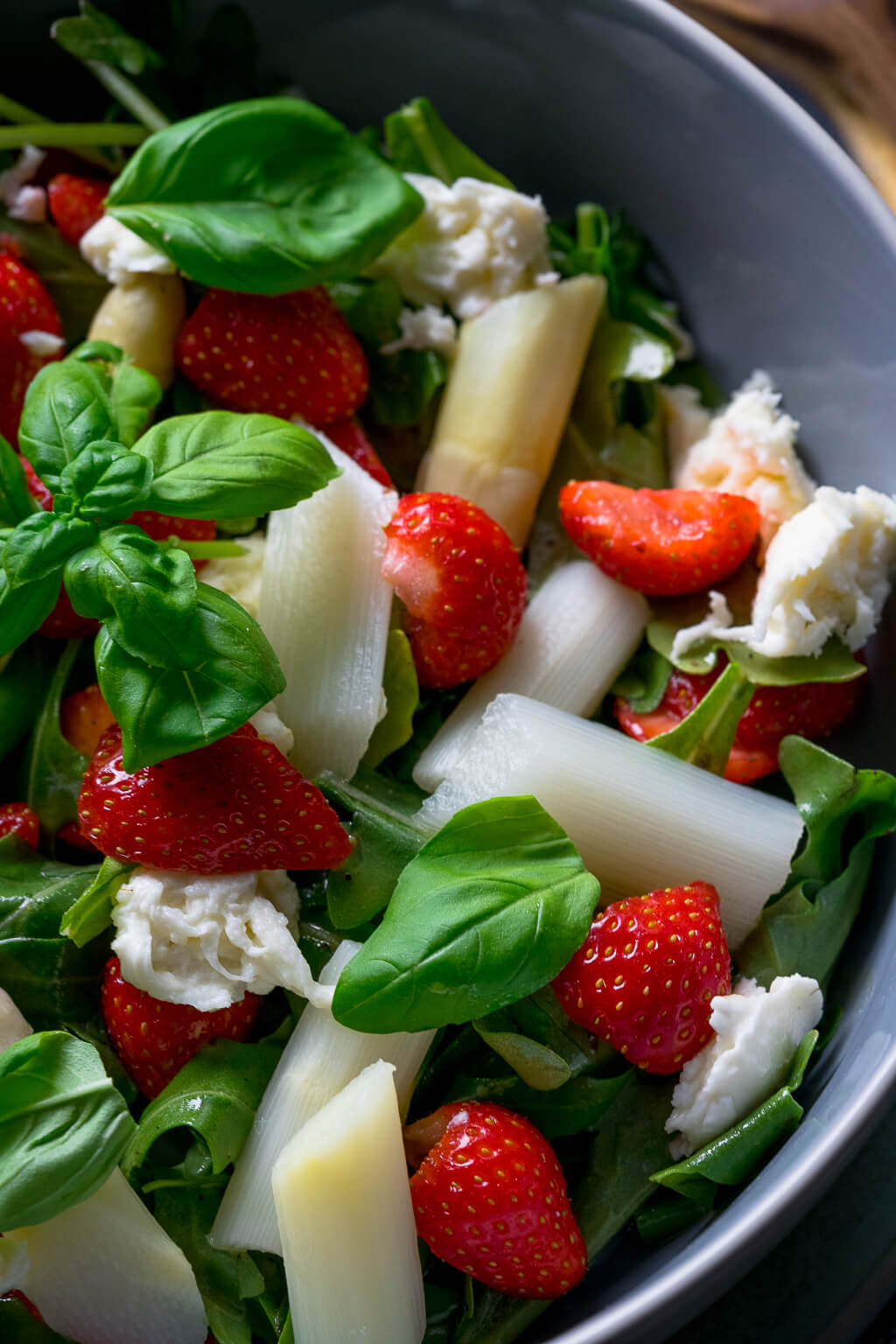 weißer Spargelsalat mit Erdbeeren