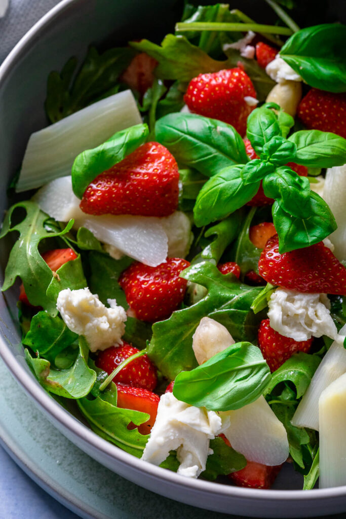 Spargelsalat Rezept - mit Erdbeeren, Rucola und Mozzarella