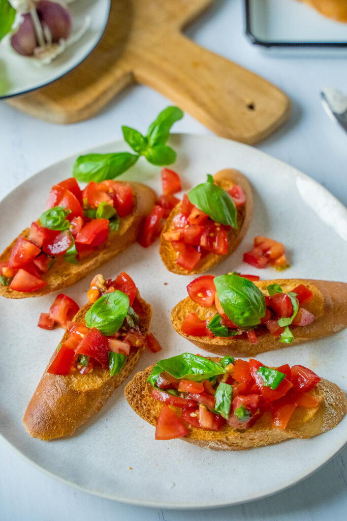 Knuspriges Bruschetta wie beim Italiener um die Ecke - aromatisch, lecker und mit bunten Tomaten. Super einfaches Rezept zum Selbermachen für Zuhause. #tomatenrezept #vorspeise #vegetarisch #italienisch