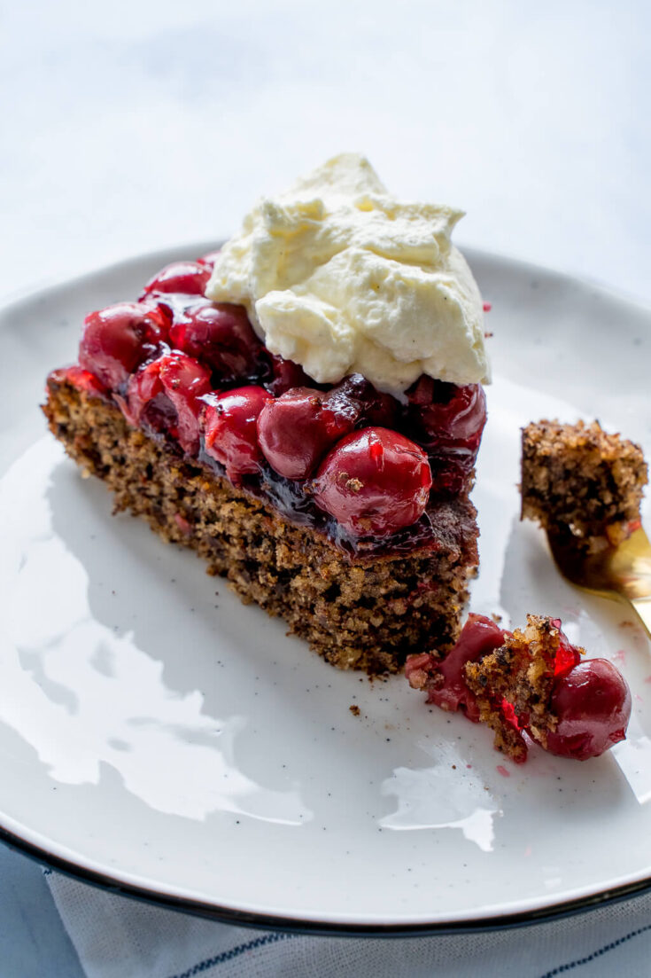 Saftiger Nusskuchen ohne Mehl - Haselnusskuchen mit Kirschen Saftiger Nusskuchen ohne Mehl - Haselnusskuchen mit Kirschen